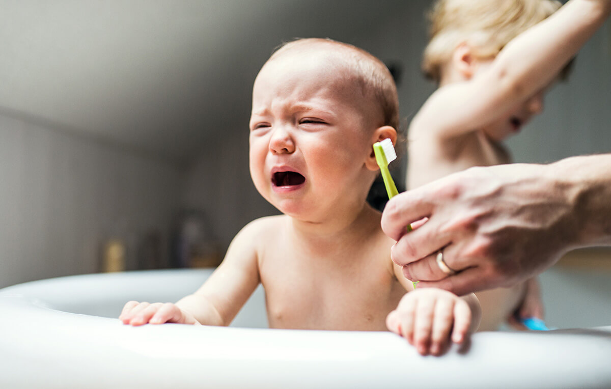 Ząbkowanie u niemowląt – pierwszy test dla rodziców? Objawy i kolejność wychodzenia zębów