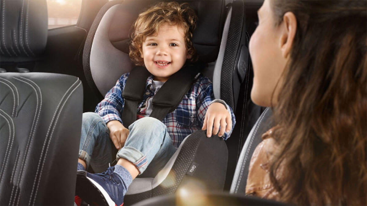 Przewożenie dzieci w samochodzie. Czym grozi jazda bez fotelika w 2024? Wyższe kary za złamanie przepisów