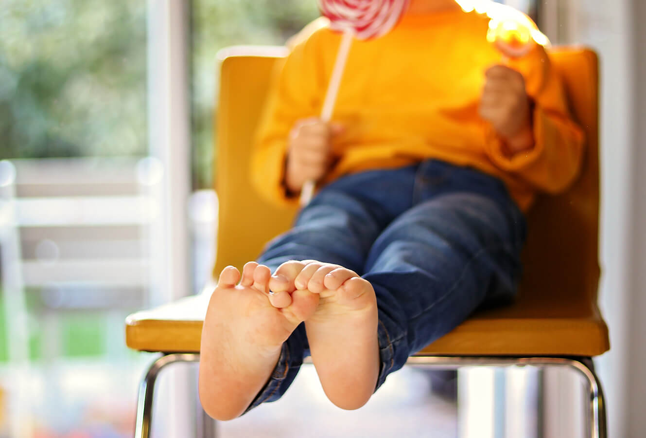 Żółta skóra na stopach lub dłoniach u dziecka