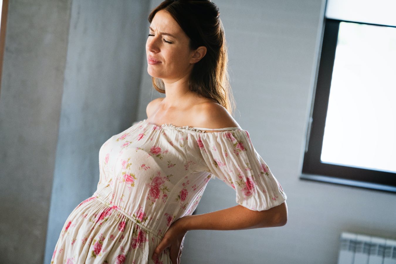 Plamienie pod koniec ciąży: Co oznaczają różowe, brązowe, a co brunatne upławy przed porodem?
